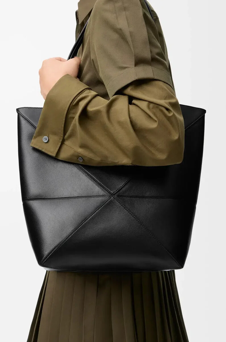 bolso tote mediano puzzle fold en piel de becerro brillante negro