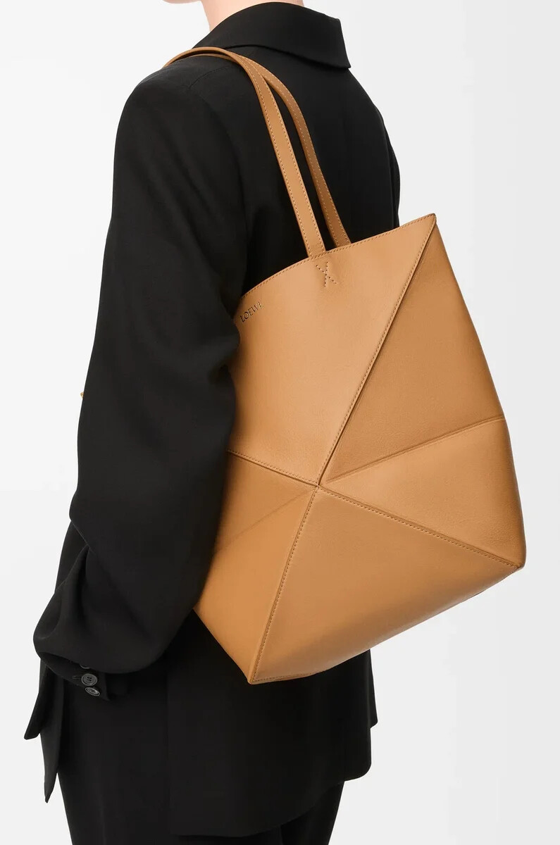 bolso tote mediano puzzle fold en piel de becerro brillante warm desert