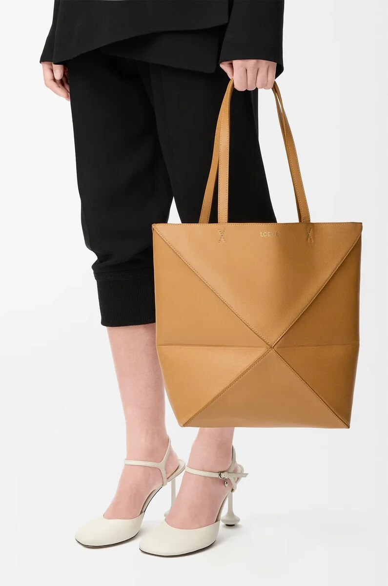 bolso tote mediano puzzle fold en piel de becerro brillante warm desert