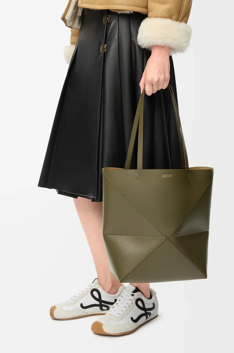 bolso tote mediano puzzle fold en piel de becerro brillante color caqui oscuro