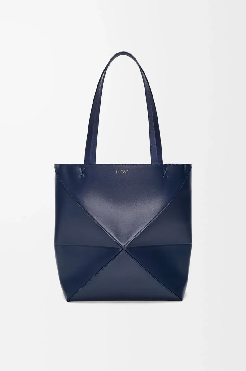 bolso tote mediano puzzle fold en piel de becerro brillante azul abismo