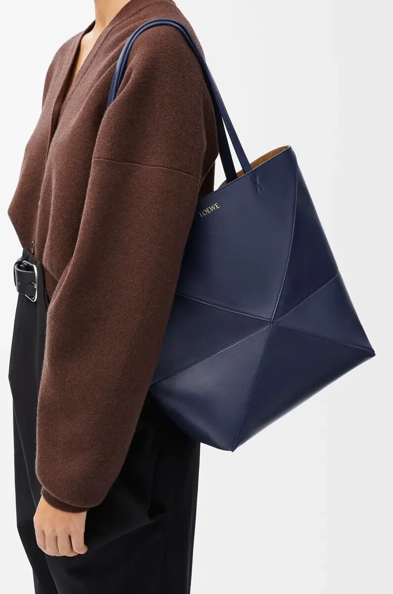 bolso tote mediano puzzle fold en piel de becerro brillante azul abismo