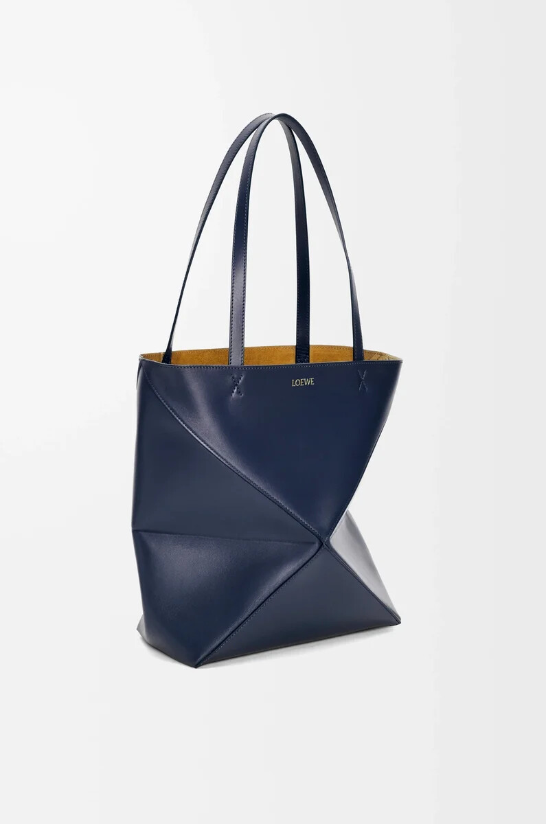 bolso tote mediano puzzle fold en piel de becerro brillante azul abismo