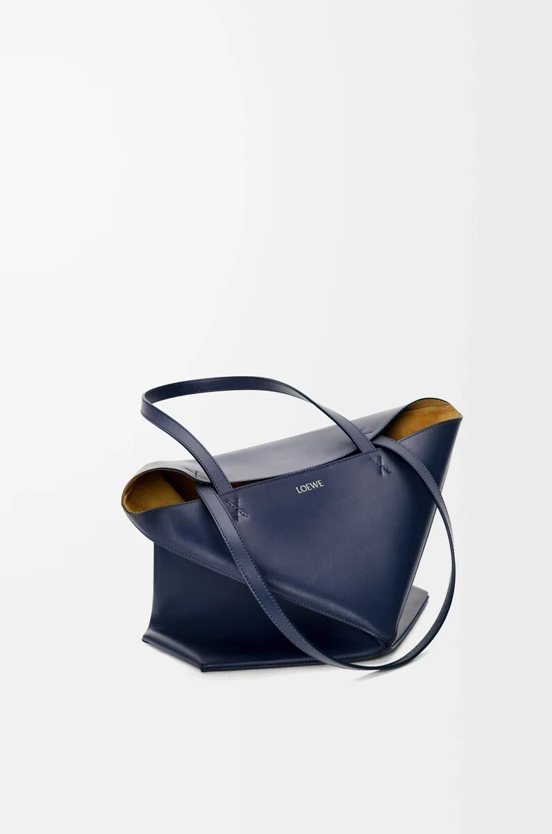 bolso tote mediano puzzle fold en piel de becerro brillante azul abismo