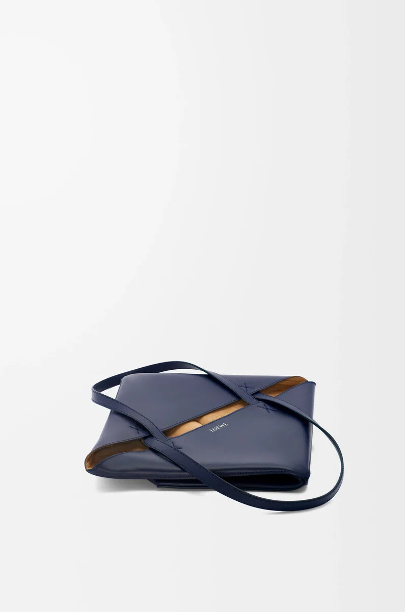 bolso tote mediano puzzle fold en piel de becerro brillante azul abismo
