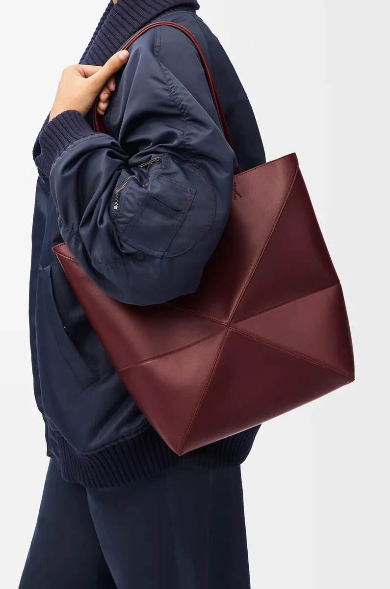 bolso tote mediano puzzle fold en piel de becerro brillante color burdeos oscuro