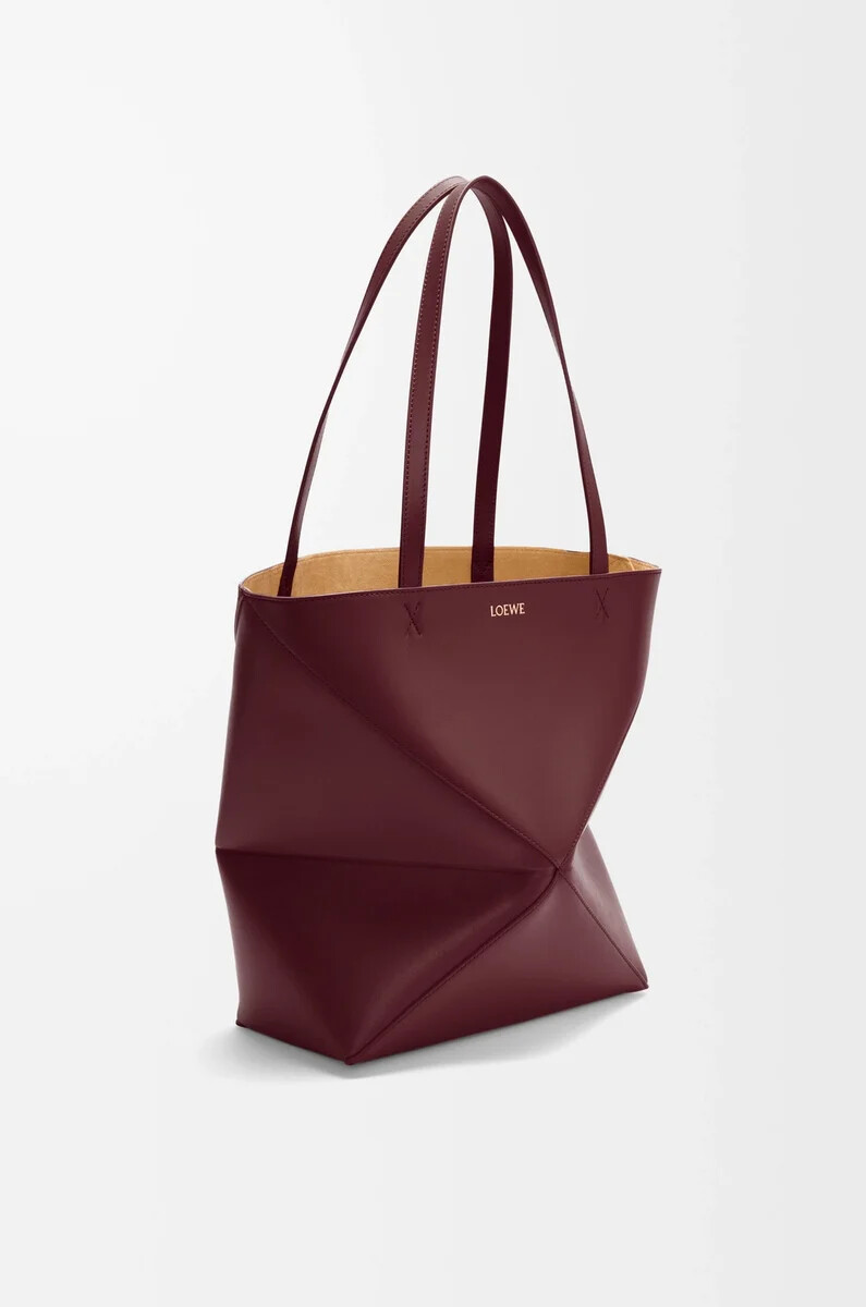 bolso tote mediano puzzle fold en piel de becerro brillante color burdeos oscuro
