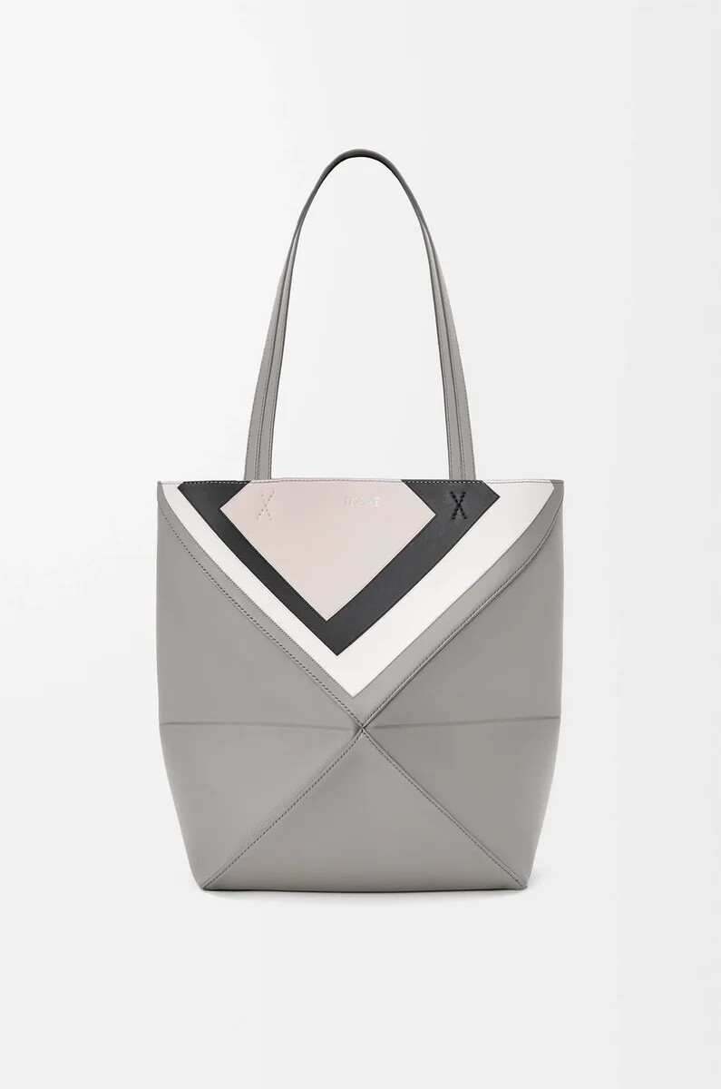 bolso tote mediano puzzle fold en piel de becerro napa grisfantasma claro