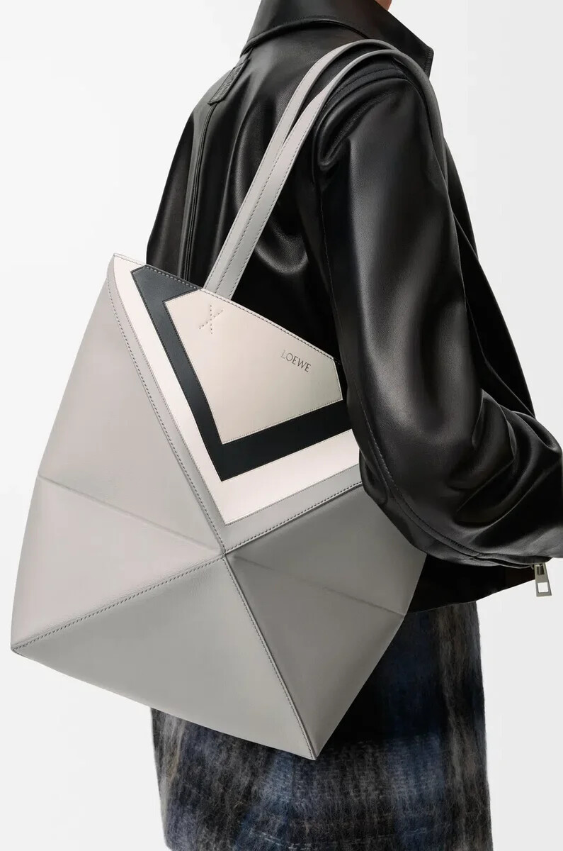 bolso tote mediano puzzle fold en piel de becerro napa grisfantasma claro