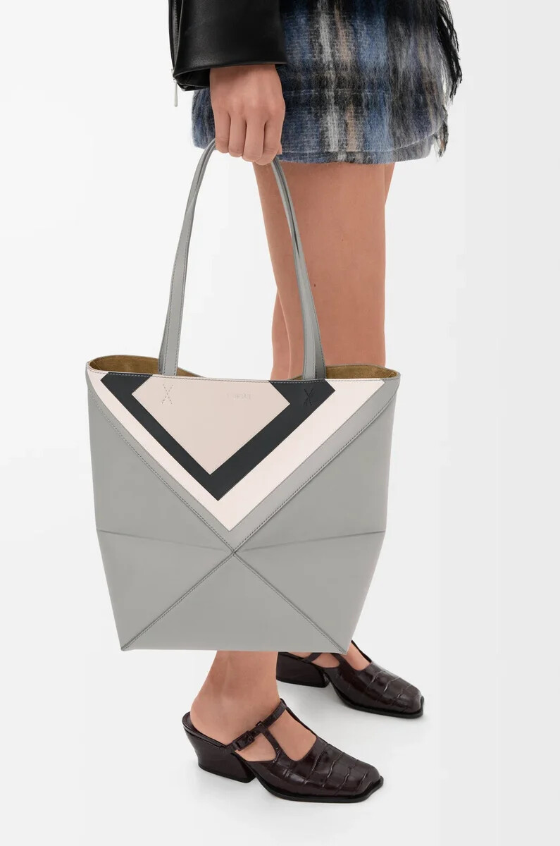 bolso tote mediano puzzle fold en piel de becerro napa grisfantasma claro