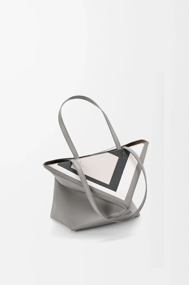bolso tote mediano puzzle fold en piel de becerro napa grisfantasma claro