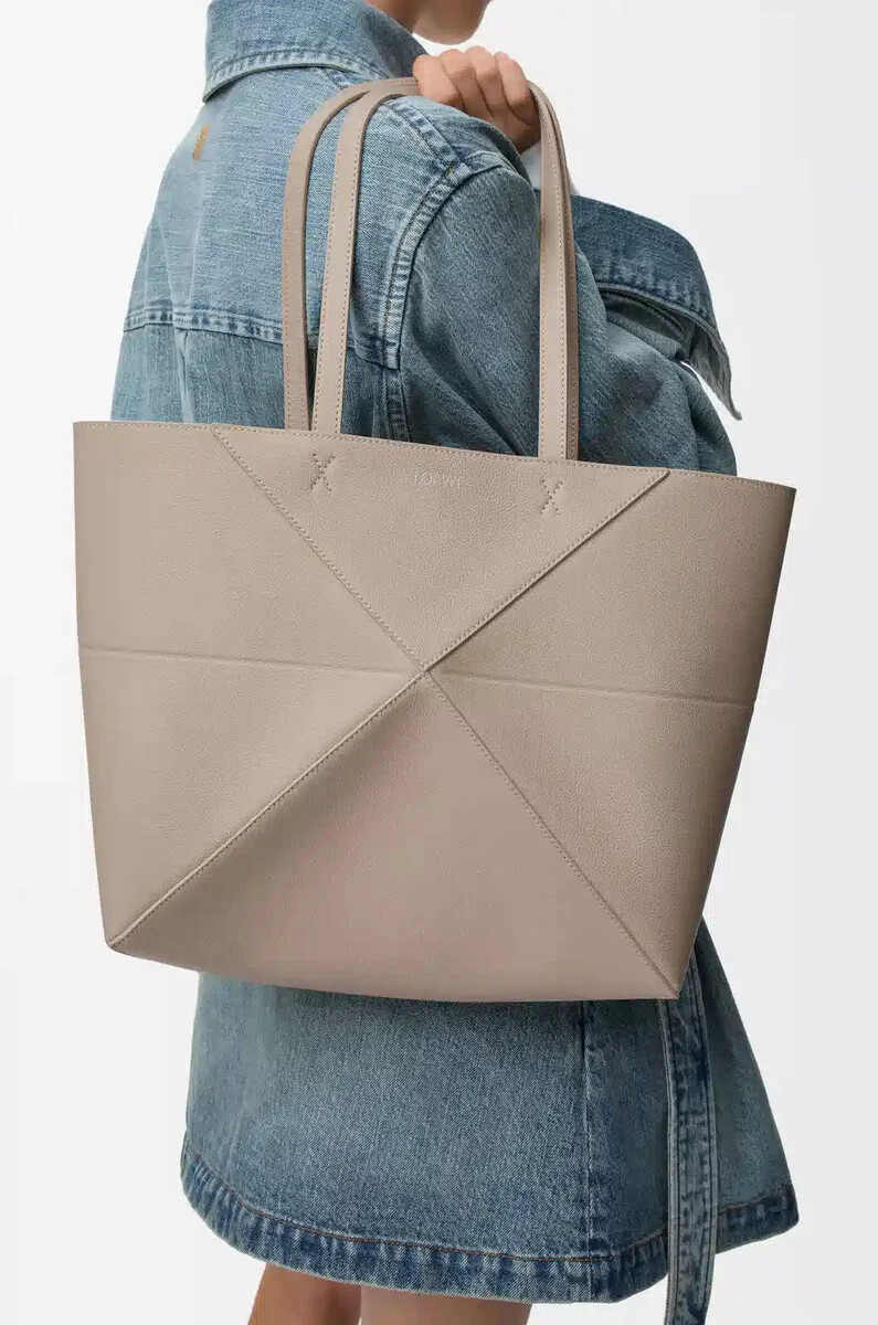 bolso tote mediano horizontal puzzle fold en piel de becerro de grano suave color arcilla