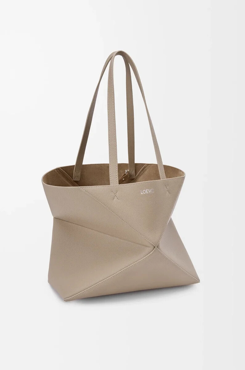 bolso tote mediano horizontal puzzle fold en piel de becerro de grano suave color arcilla