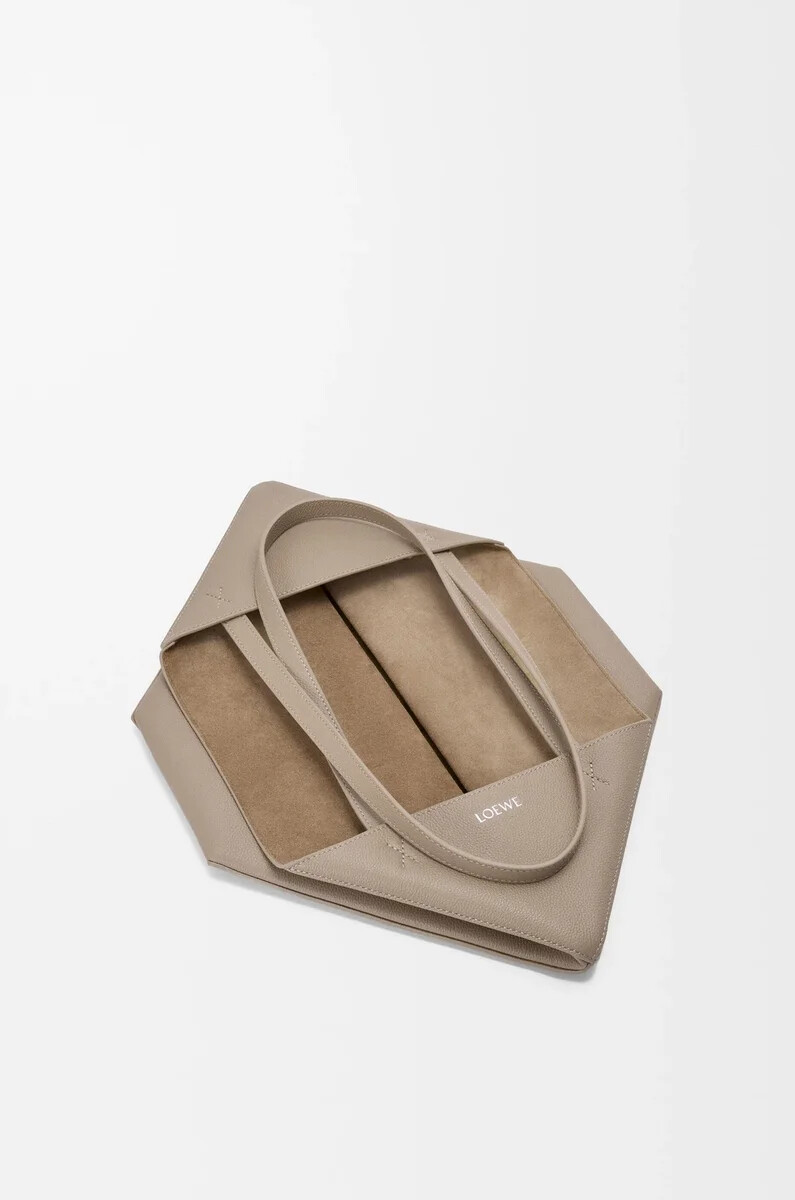 bolso tote mediano horizontal puzzle fold en piel de becerro de grano suave color arcilla