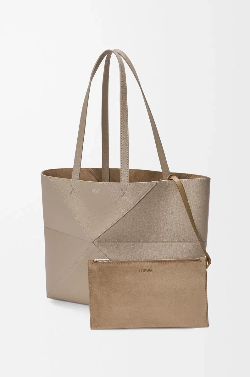 bolso tote mediano horizontal puzzle fold en piel de becerro de grano suave color arcilla