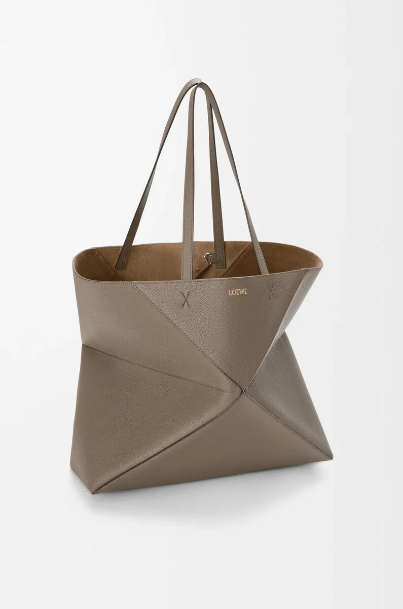 bolso grande plegable horizontal puzzle fold en piel de becerro granulada suave color topo