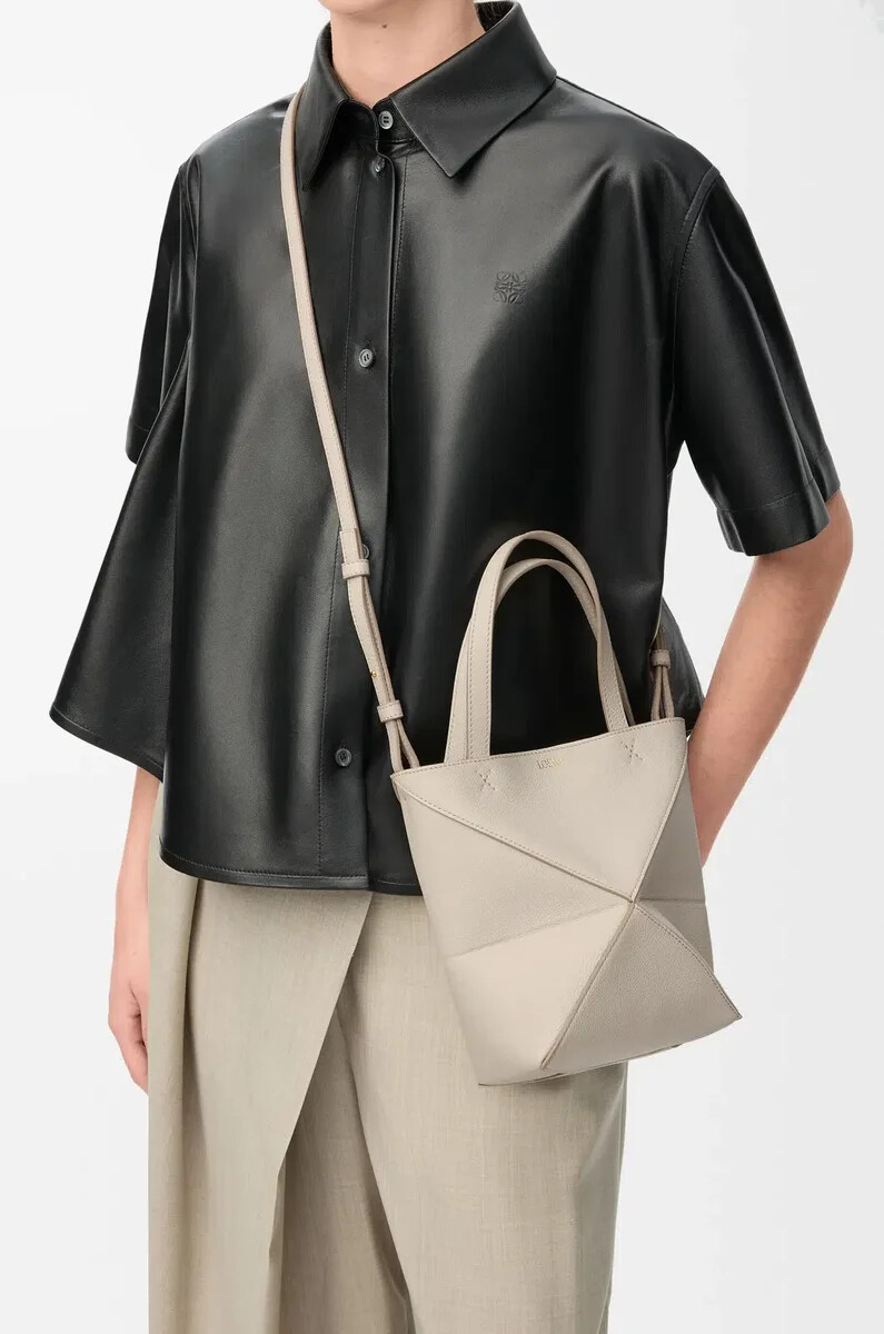 bolso tote mini puzzle fold en piel de becerro granulada suave light ghost
