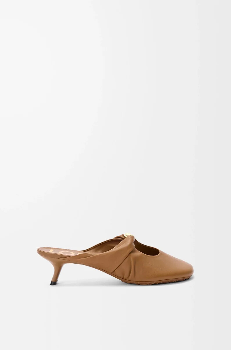mule pebble soft en piel de cordero napa roble