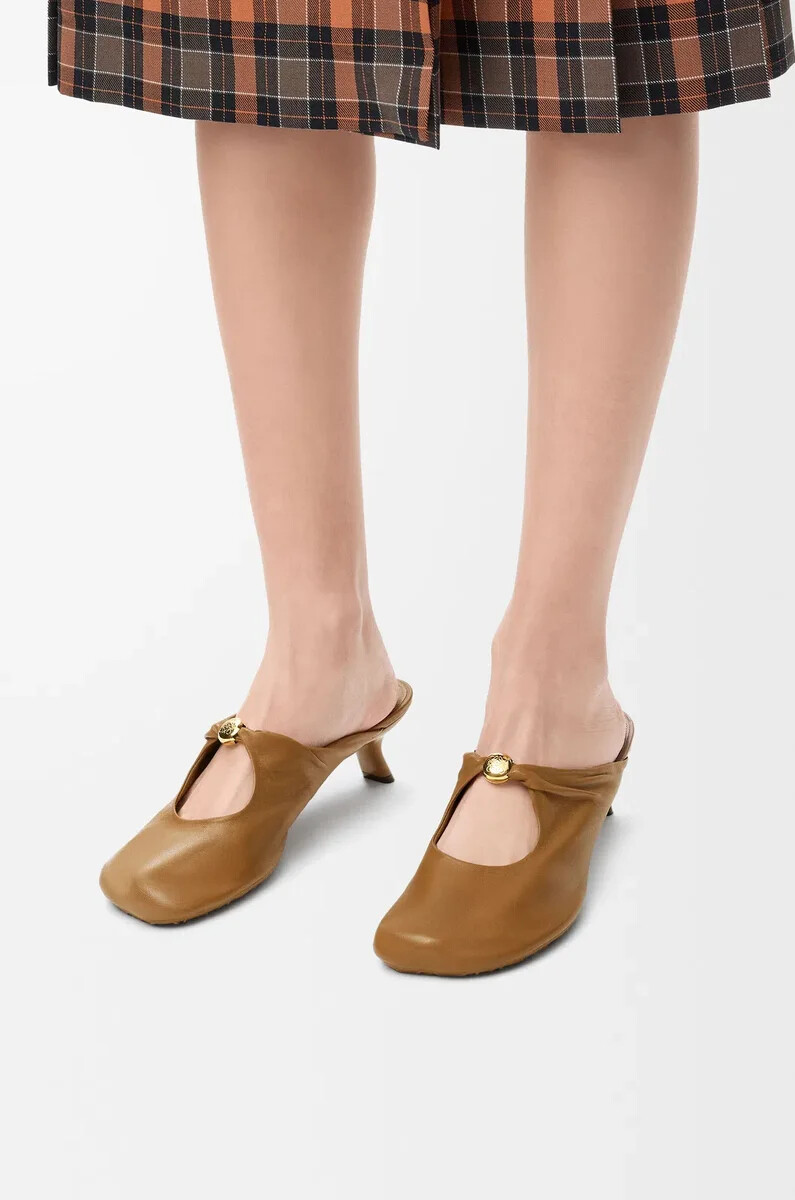 mule pebble soft en piel de cordero napa roble