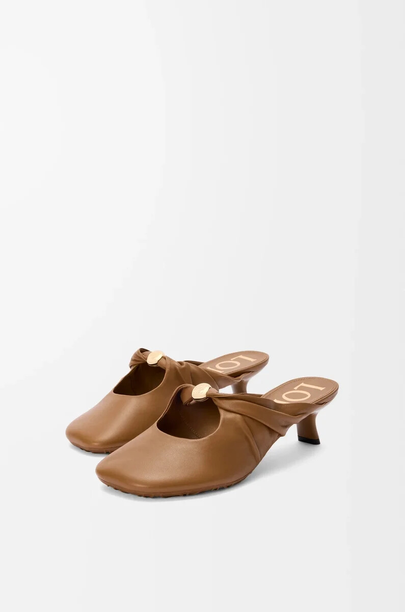 mule pebble soft en piel de cordero napa roble