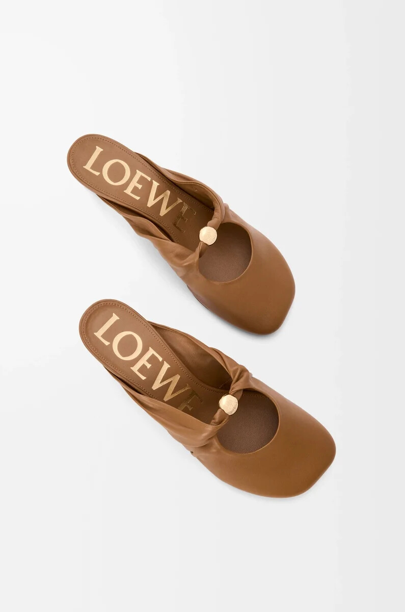 mule pebble soft en piel de cordero napa roble