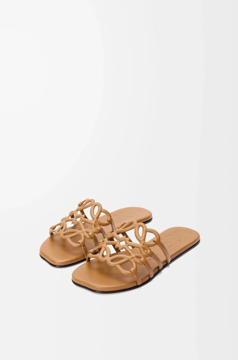 sandalias petal anagram en suave piel de becerro color camel
