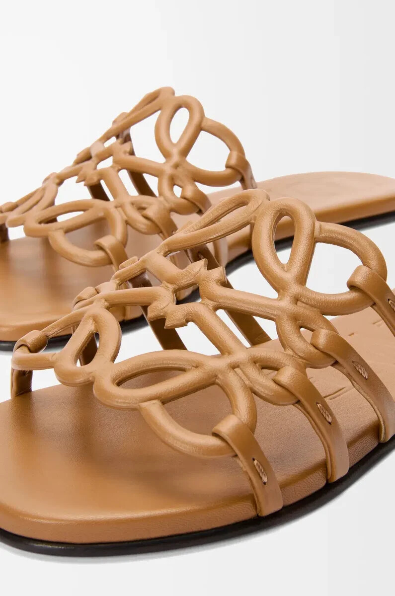 sandalias petal anagram en suave piel de becerro color camel