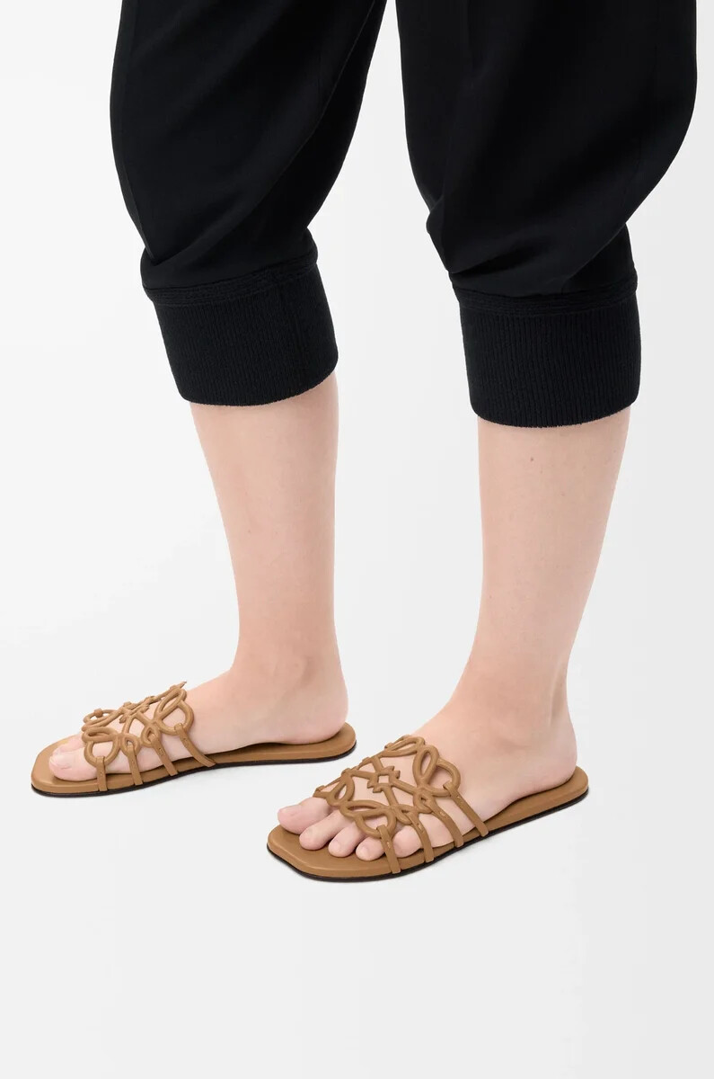 sandalias petal anagram en suave piel de becerro color camel