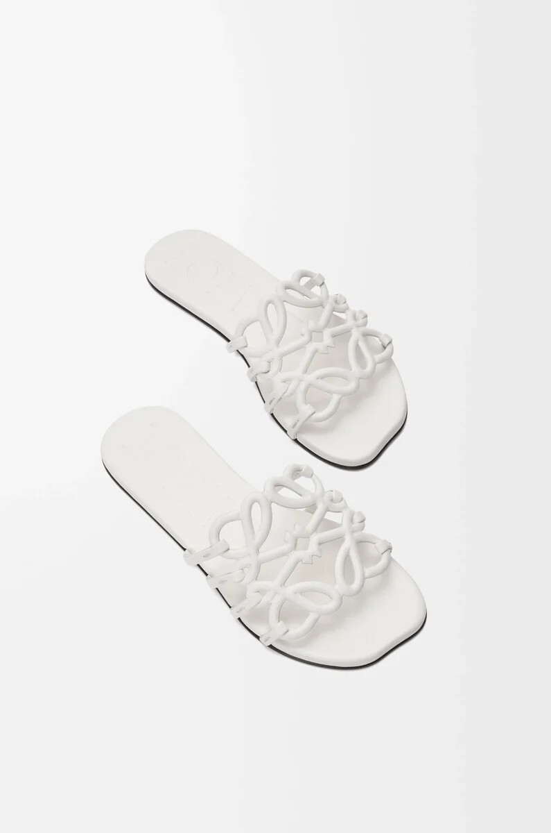 sandalias petal anagram en suave piel de becerro color blanco anthurium