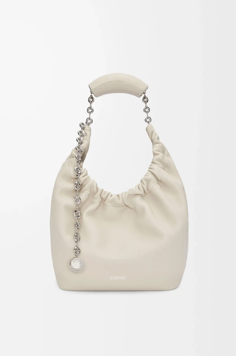 bolsa pequeña para apretar en suave piel de cordero napa color sal marina