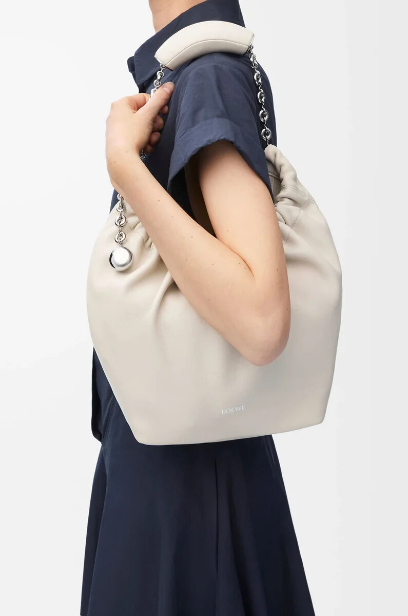 bolsa pequeña para apretar en suave piel de cordero napa color sal marina
