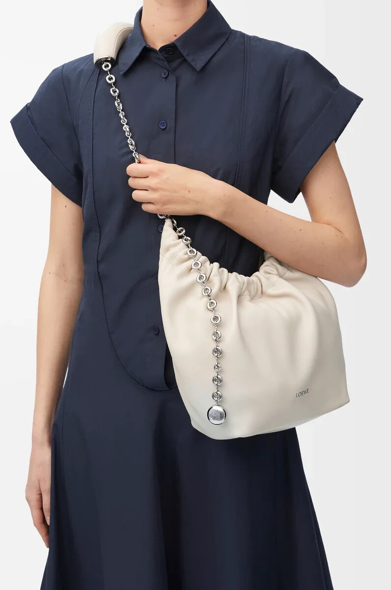 bolsa pequeña para apretar en suave piel de cordero napa color sal marina