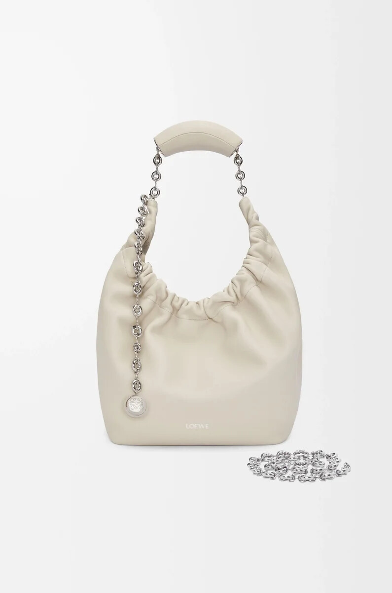 bolsa pequeña para apretar en suave piel de cordero napa color sal marina