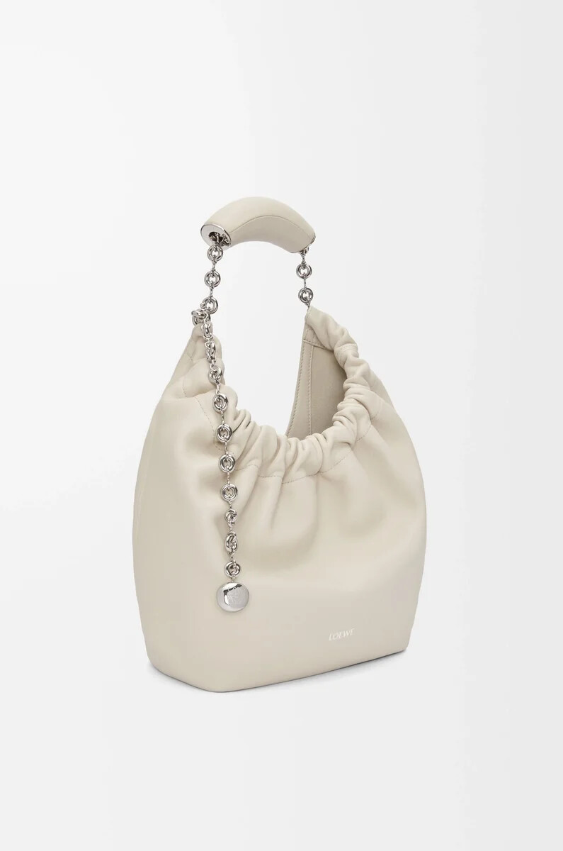 bolsa pequeña para apretar en suave piel de cordero napa color sal marina