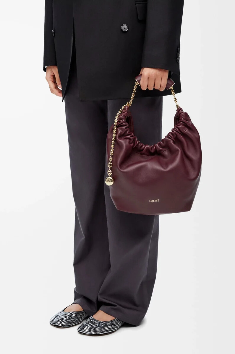 bolso pequeño de piel de cordero napa suave color burdeos oscuro