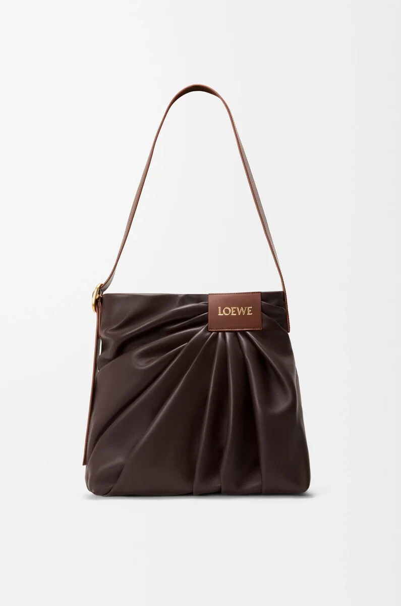 bolso tote drapeado en suave piel de cordero napa color castaño oscuro