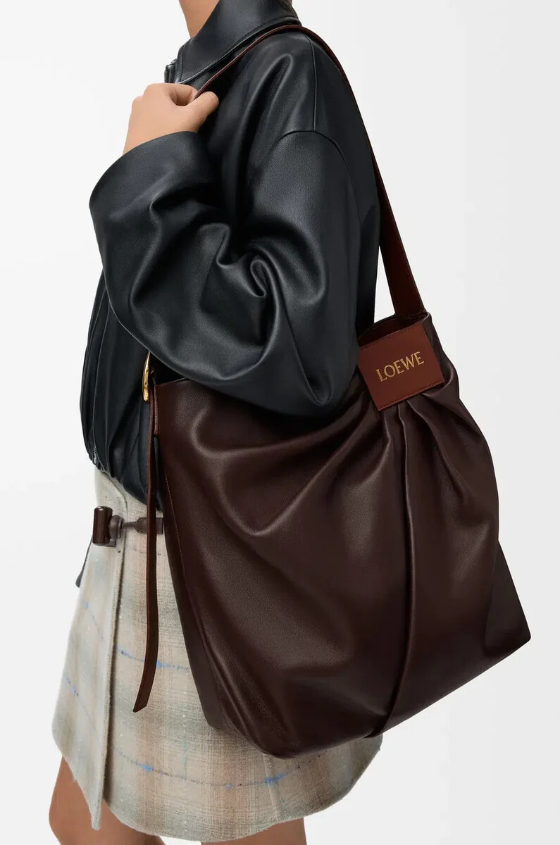 bolso tote drapeado en suave piel de cordero napa color castaño oscuro